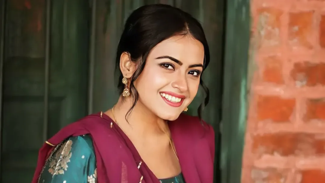 simi chahal wearing punjabi green purple salwar suit