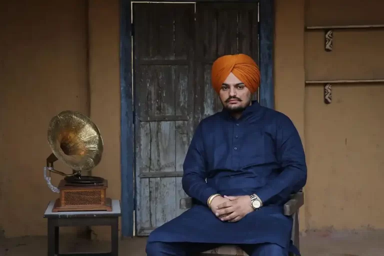 Sidhu moosewala wearing blue kurta and red turban